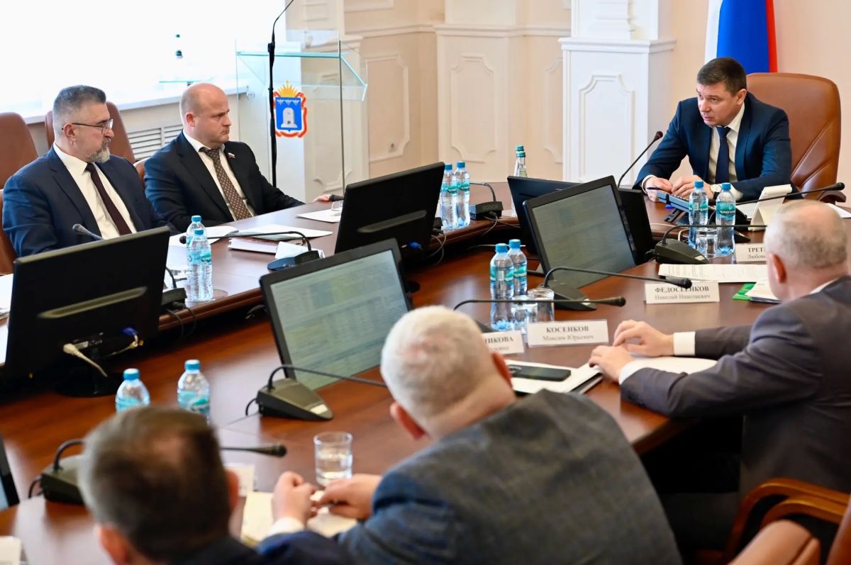 Евгений Первышов: На заседании рабочей группы по решению вопросов в сфере обращения с твёрдыми коммунальными отходами обсудили актуальную обстановку по вывозу мусора