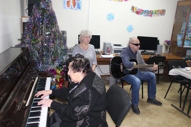 90-летняя тамбовчанка с почти полной потерей зрения руководит вокальным ансамблем 90-летняя тамбовчанка с почти полной потерей зрения руководит вокальным ансамблем