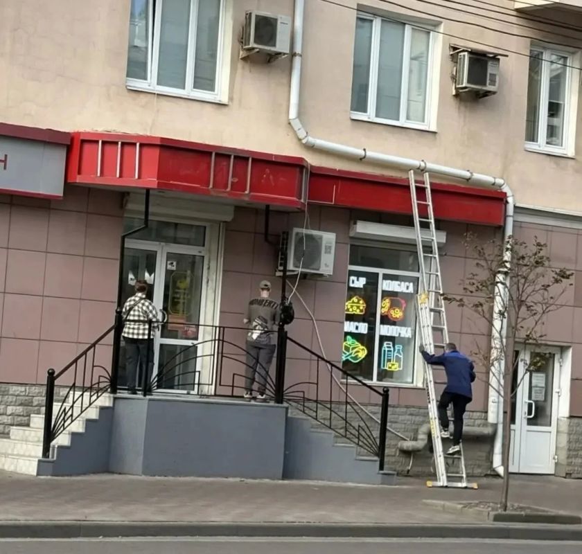 В Тамбове на улице Советской демонтировали более 30 вывесок, не соответствующих дизайн-коду