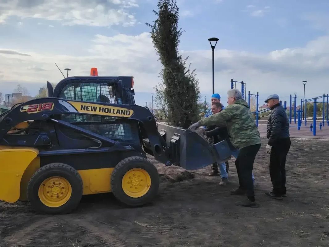 На территории семейного парка-набережной в Петровском округе высадили более 120 саженцев разнообразных деревьев, кустарников и многолетних растений На территории семейного парка-набережной в Петровском округе высадили более 120 саженцев разнообразных деревьев, кустарников и многолетних растений