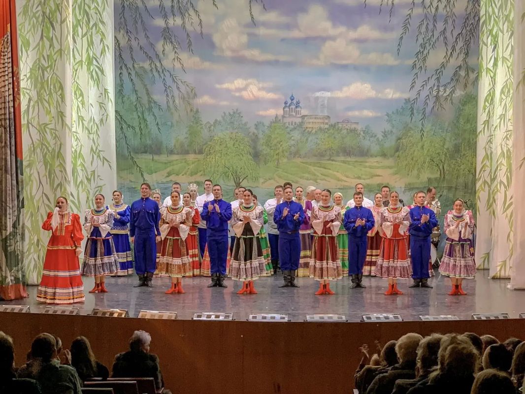 Делимся фотографиями с прошедшего концерта Государственного академического ансамбля песни и танца «Ивушка»! Делимся фотографиями с прошедшего концерта Государственного академического ансамбля песни и танца «Ивушка»!
