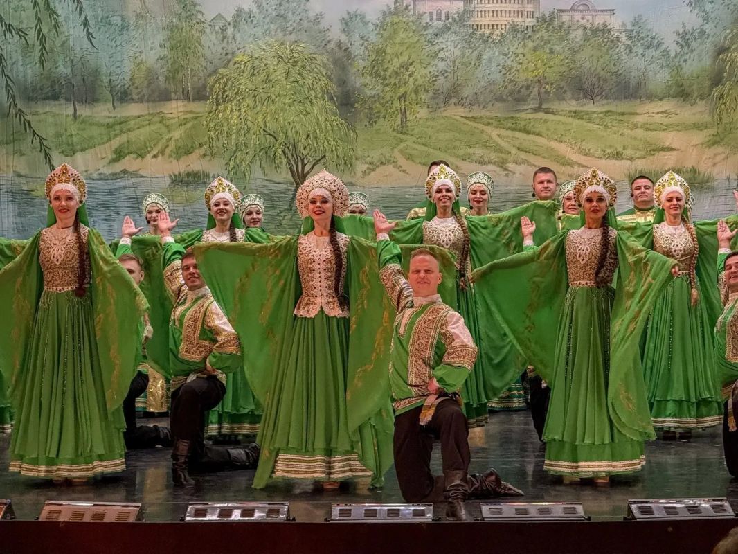 Делимся фотографиями с прошедшего концерта Государственного академического ансамбля песни и танца «Ивушка»! Делимся фотографиями с прошедшего концерта Государственного академического ансамбля песни и танца «Ивушка»!