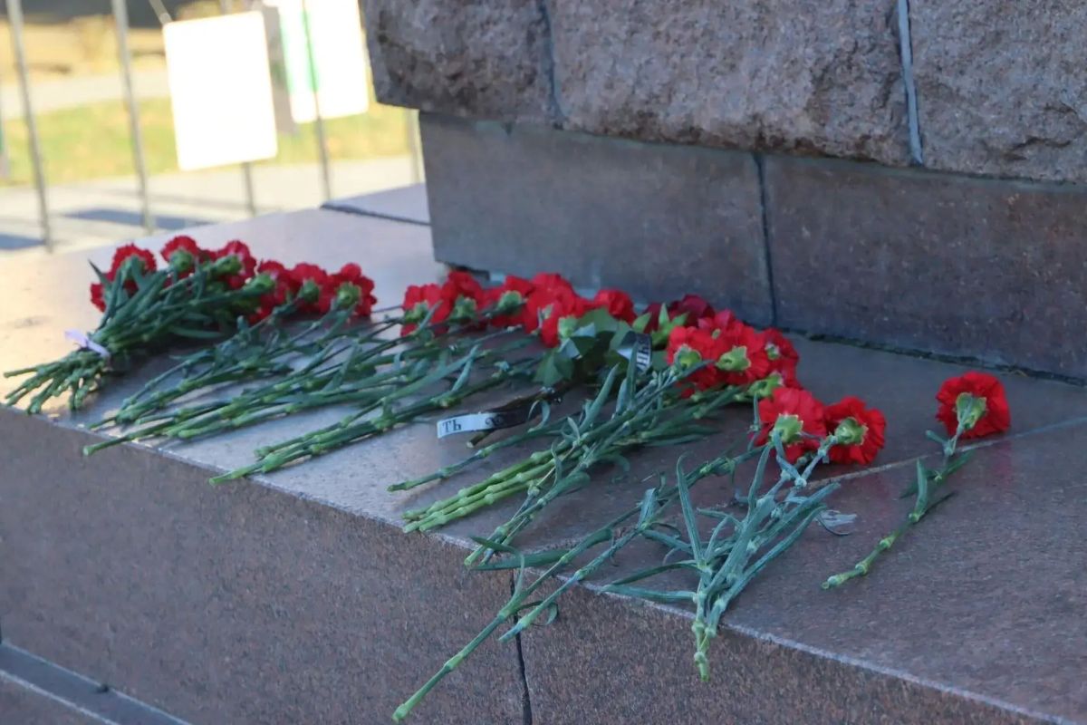 В Мичуринске возложили цветы к памятнику и могиле Ивана Мичурина В Мичуринске возложили цветы к памятнику и могиле Ивана Мичурина