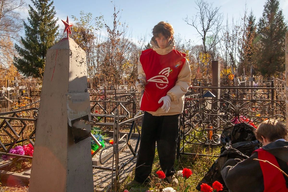 Тамбовские волонтёры проводят акцию «Память Победы»: приводят в порядок воинские захоронения на городских кладбищах Тамбовские волонтёры проводят акцию «Память Победы»: приводят в порядок воинские захоронения на городских кладбищах