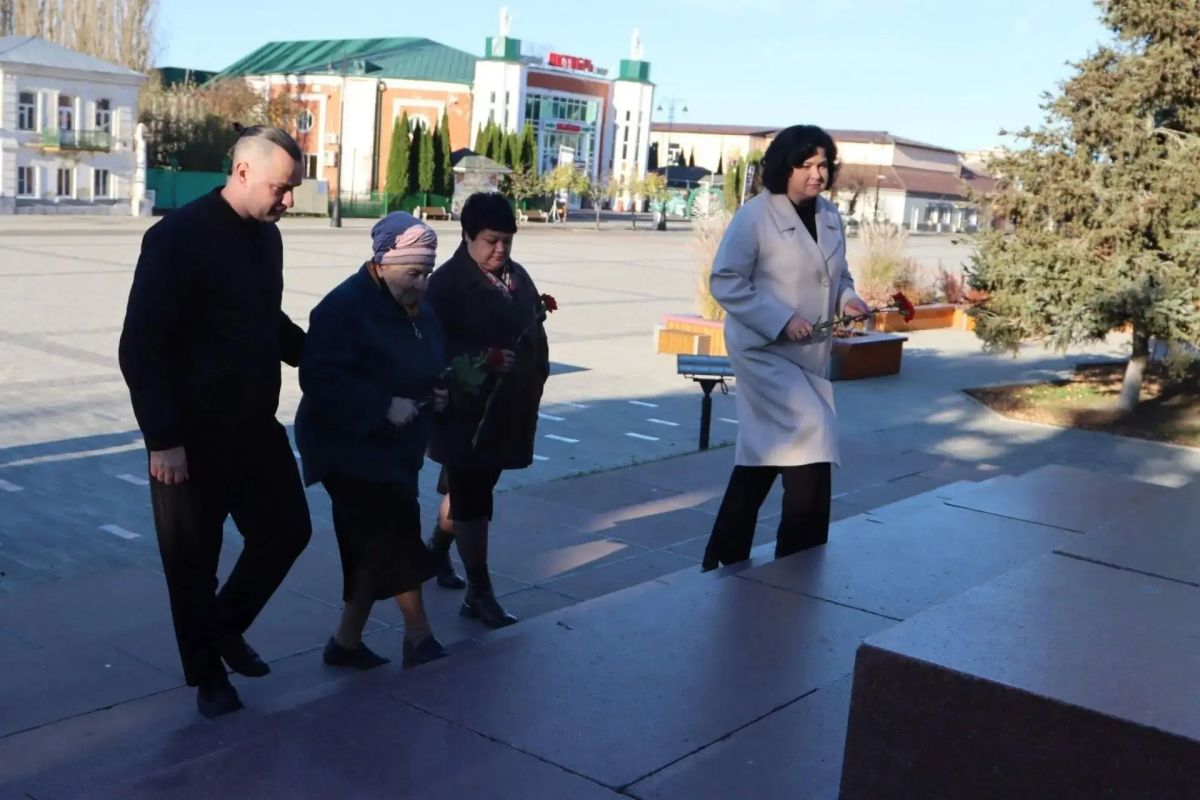 В Мичуринске возложили цветы к памятнику и могиле Ивана Мичурина В Мичуринске возложили цветы к памятнику и могиле Ивана Мичурина