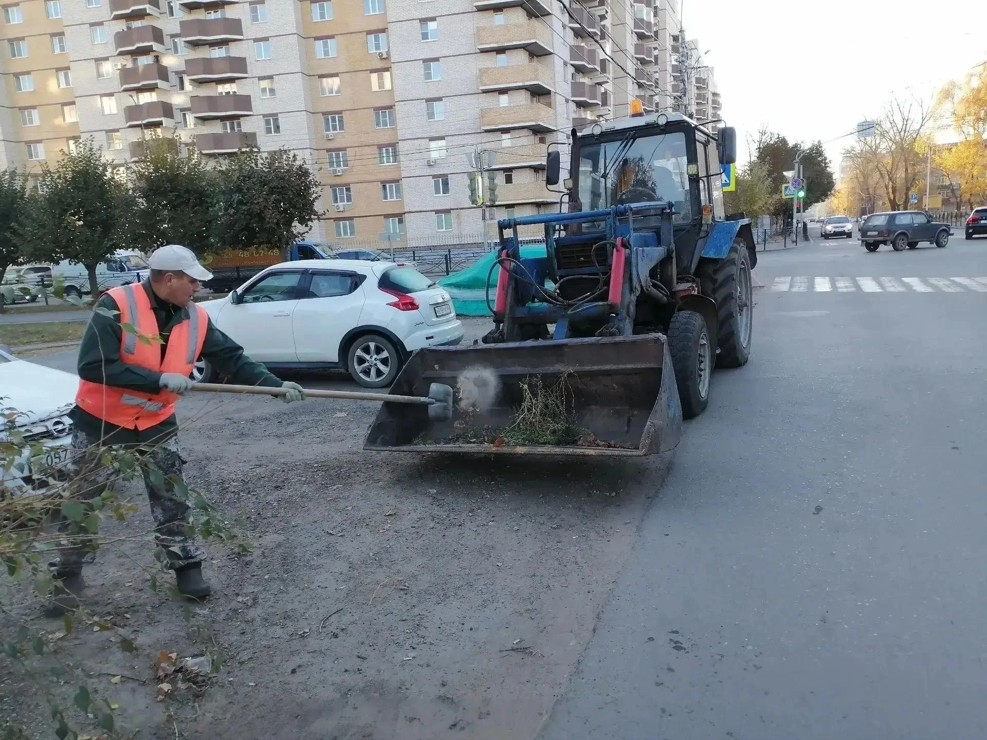 С начала октября с улиц Тамбова вывезли около 1100 кубических метров смёта — это примерно 75 самосвалов КамАЗ