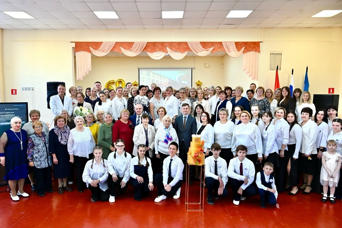 Школа №11 Тамбова отметила 60летие — в честь юбилея педагогов поздравили первые лица города: глава администрации Максим Косенков и председатель городской Думы Константин Кутейников