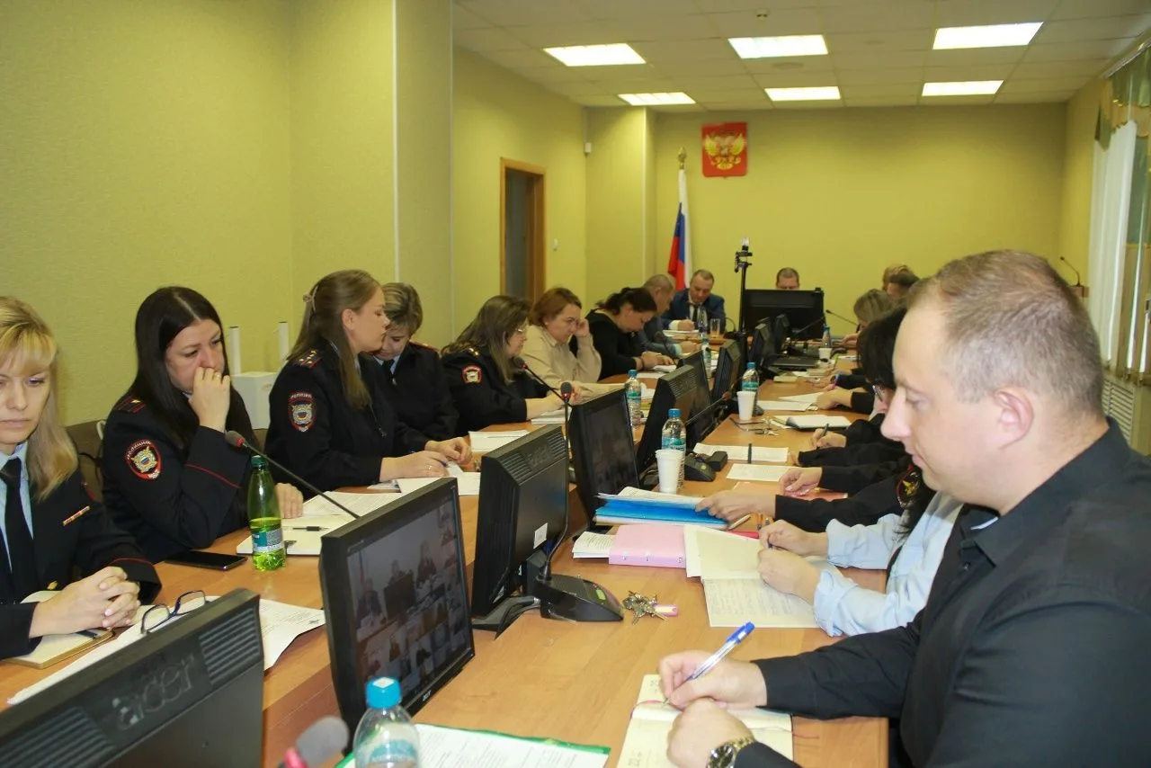 В управлении по вопросам миграции УМВД России по Тамбовской области под председательством заместителя начальника УМВД России по Тамбовской области по вопросам гражданства и регистрации иностранных граждан подведены итоги...