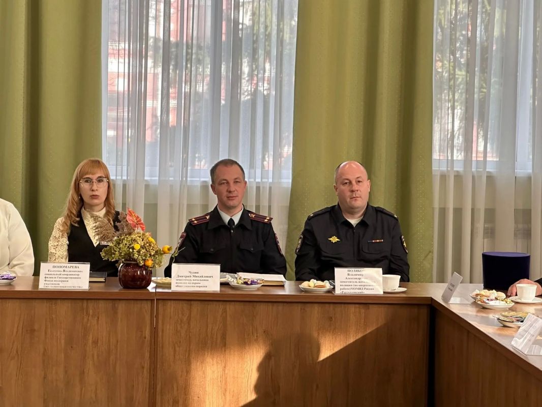 29.10.2026 сотрудники МО МВД России «Рассказовский» приняли участие в открытие клуба для мам и жен погибших бойцов на СВО «Тепло маминых рук», созданного при филиале фонда «Защитники Отечества» по Тамбовской области 29.10.2026 сотрудники МО МВД России «Рассказовский» приняли участие в открытие клуба для мам и жен погибших бойцов на СВО «Тепло маминых рук», созданного при филиале фонда «Защитники Отечества» по Тамбовской области