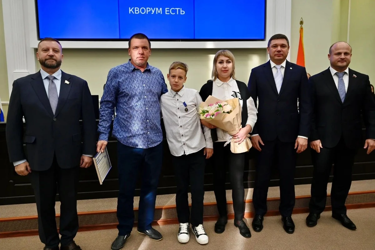 Тамбовские школьники Андрей Алексейников и Иван Малин награждены медалями «За проявленное мужество» — они спасли тонувшего мужчину на реке Цне 26 июня