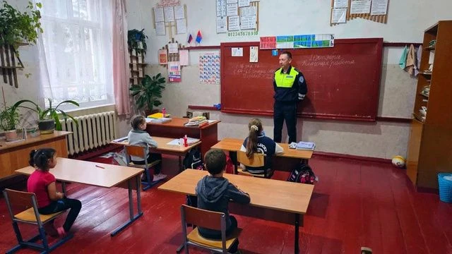 В целях профилактики детского дорожно-транспортного травматизма в филиале МБОУ «Красивская СОШ» в с. Хорошавка прошла встреча с инспектором отделения Госавтоинспекции ОМВД России «Инжавинский»