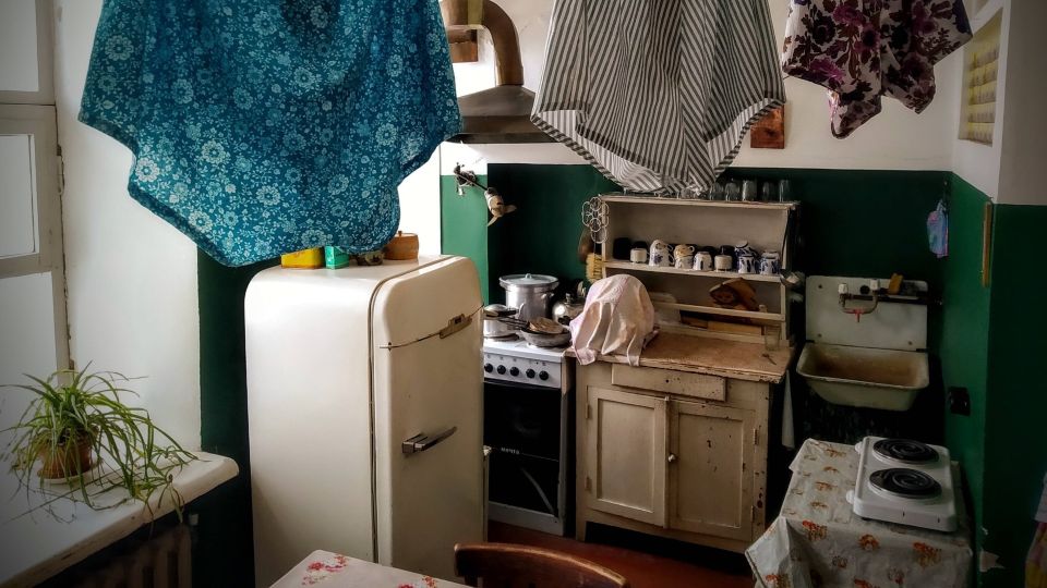 Раскрыт главный секрет советских домов: ступеньки неспроста красили по бокам