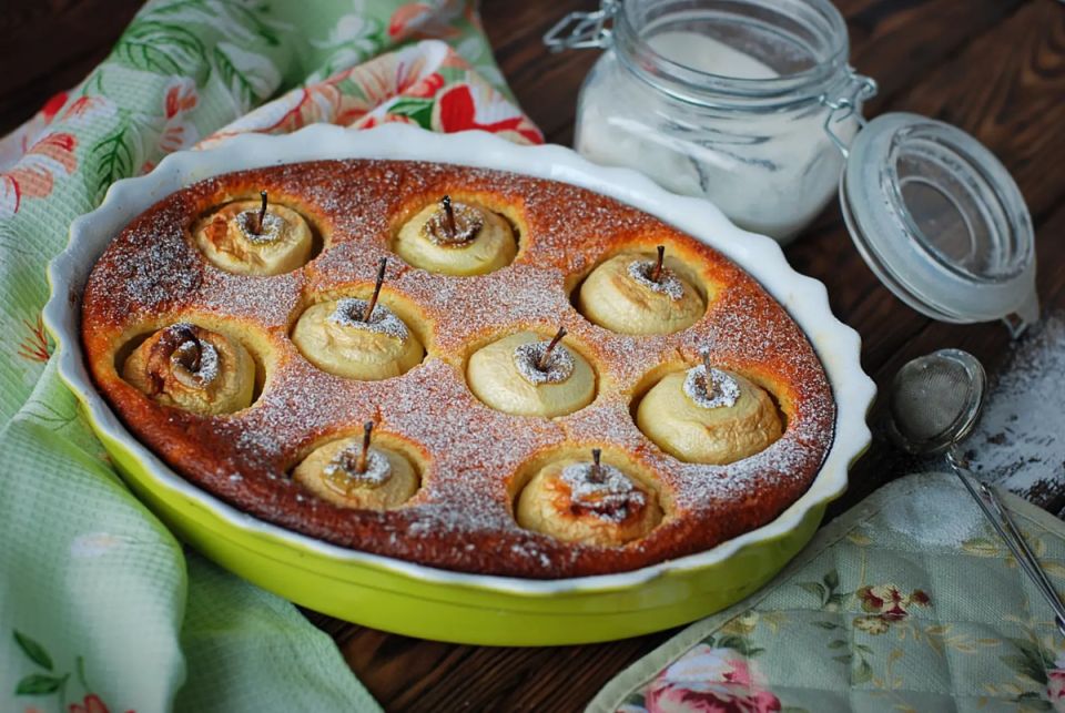 Заливной пирог с целыми яблоками