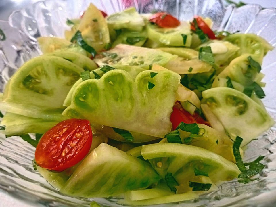 Маринованные зелёные помидоры: вкусная находка для здоровья и отличное дополнение к меню