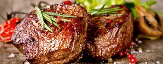 Сочный бифштекс с грибами и запеченными томатами: идеальный ужин для всей семьи