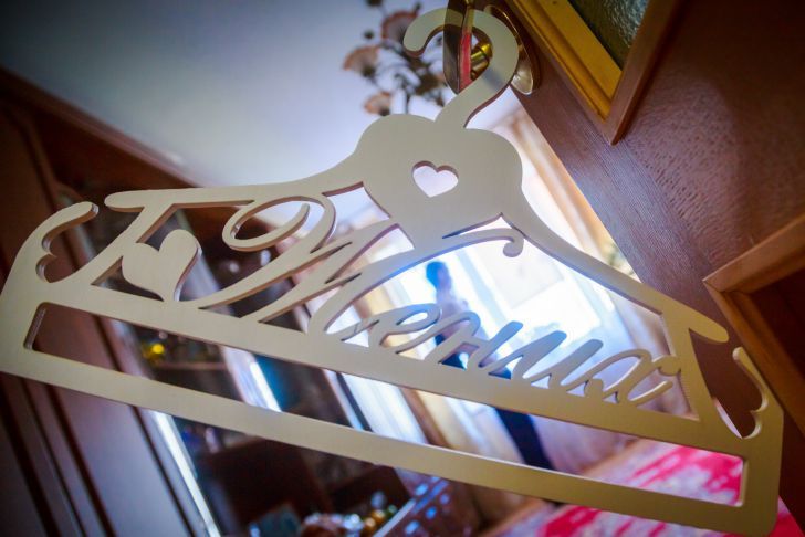 Не спешите выбрасывать: вот что можно сделать из старой вешалки