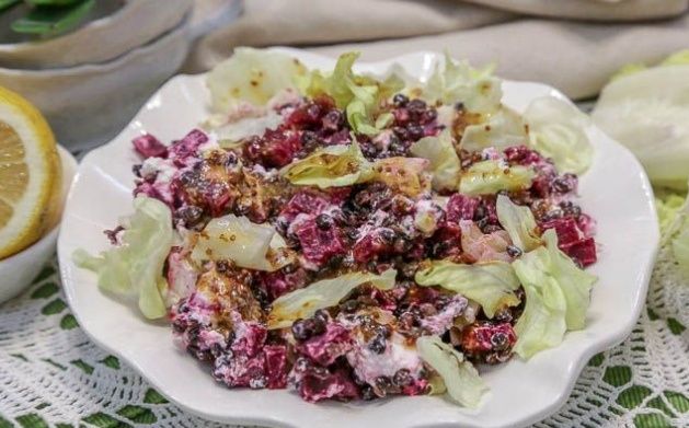 Салат с черной чечевицей, свеклой и фетой