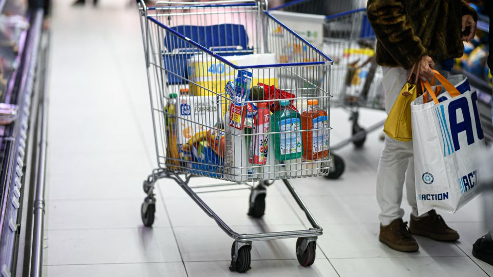 Почему тележки в магазине едут криво и дребезжат: вот в чем кроется хитрость