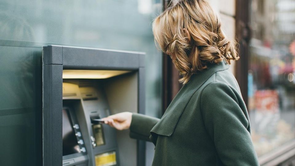 Почему паниковать не стоит: правда о выводе денег с карт