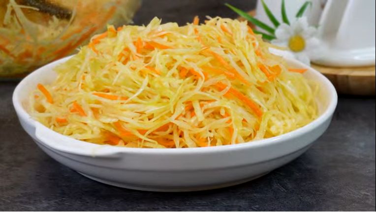 Удивила родных салатом из капусты: простой вкус советской столовой