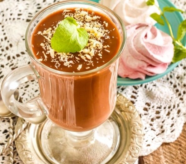 Горячий шоколад без шоколада: густой домашний напиток за считанные минуты