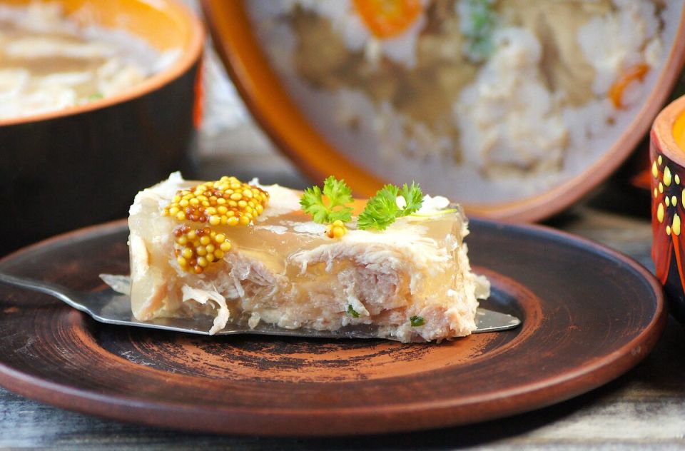 Летний холодец: как насладиться классическим блюдом в жару