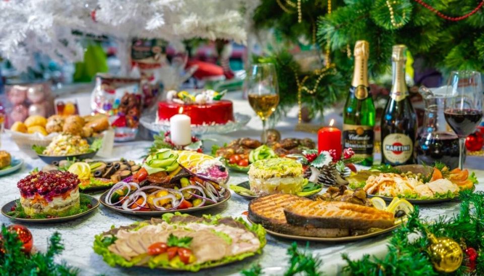 Стильный новогодний стол: как сделать праздник вкусным и бюджетным